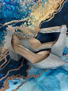 Dream Pairs women Silver Pumps w/Rhinestone ankle straps pointy close toe Sz 9.5